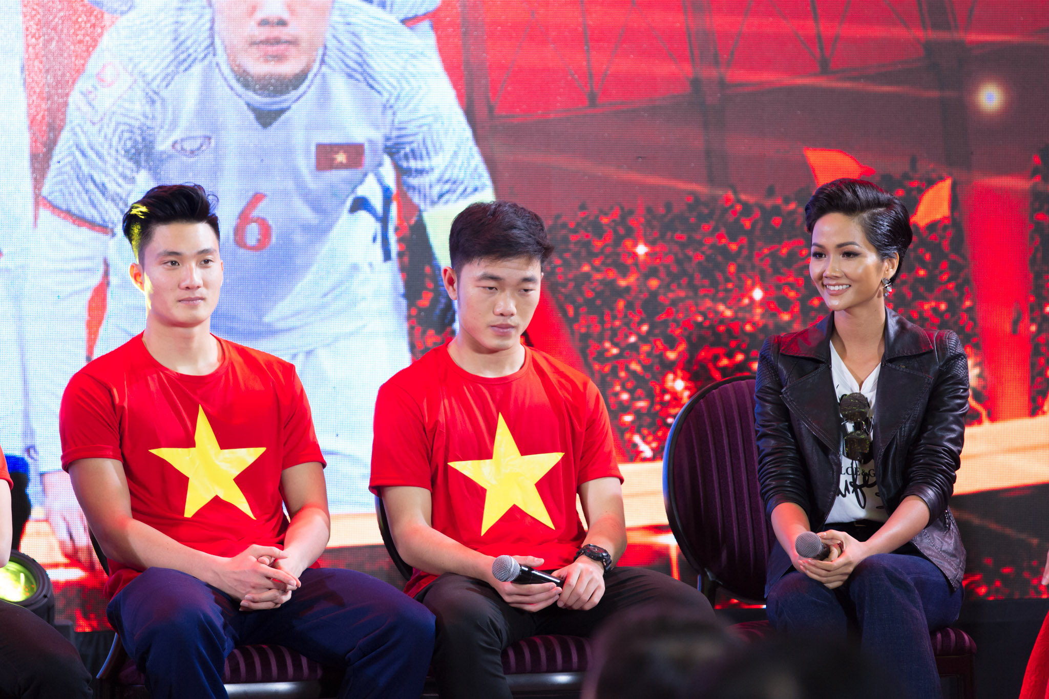 Tân Hoa hậu Hoàn vũ Hhen Niê thân thiết bên cầu thủ Quang Hải 1